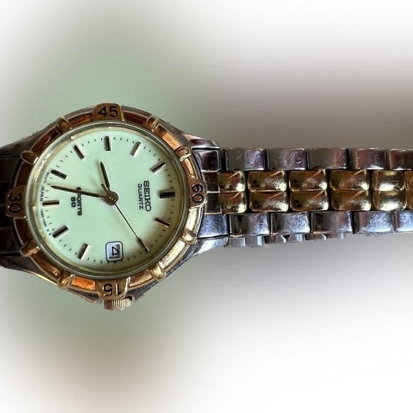 Seiko ladies’ quartz watch, calendar, glow in dark feature - Picture 2 of 4